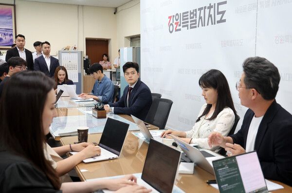 국민의힘&nbsp;김용태&nbsp;비상대책위원장이 23일 강원 춘천시 강원특별자치도청을 방문해 지역 기자단과 간담회를 열고 지역 현안에 관한 당의 정책과 견해를 밝히고 있다. [사진=연합뉴스]