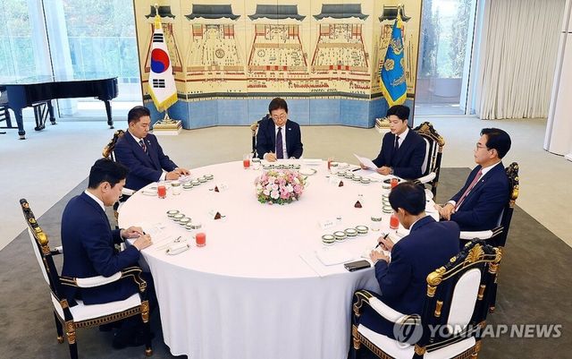 이재명 대통령이 22일 서울 한남동 관저에서 열린 여야 지도부와의 오찬에서 국민의힘 송언석 원내대표의 발언을 듣고 있다. 왼쪽부터 시계방향으로 더불어민주당 김병기 당대표 직무대행 겸 원내대표, 이 대통령, 국민의힘 김용태 비상대책위원장, 송언석 원내대표, 우상호 대통령실 정무수석, 강훈식 대통령비서실장. [사진=연합뉴스]