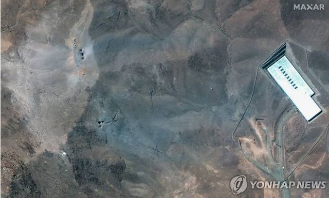 벙커버스터 폭탄이 뚫고 들어간 포르도 핵시설.&nbsp; 22일(현지시간) 이란 곰주(州) 산악지대에 위치한 이란의 포르도 핵시설에 미국의 벙커버스터 폭탄이 뚫고 들어간 구멍들이 남아 있는 모습을 보여주는 미국 위성기업 맥사의 위성사진. 2025.6.22 [사진=포르도 EPA=연합뉴스]