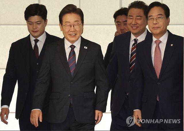 이재명 대통령이 22일 한남동 관저에서 여야 지도부와 기념촬영 후 오찬장으로 이동하고 있다.&nbsp;이날 이 대통령과 여야 지도부 오찬에는 더불어민주당 김병기 당대표 직무대행 겸 원내대표, 국민의힘 김용태 비상대책위원장, 송언석 원내대표, 우상호 정무수석, 강훈식 대통령비서실장이 참석했다. 2025.6.22 [사진=연합뉴스]