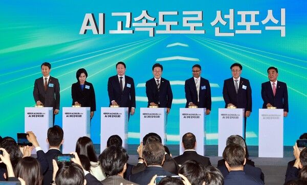 이재명 대통령, 울산 AI 데이터 센터 출범식 세리머니. 이재명 대통령이 20일 울산전시컨벤션센터에서 열린 울산 인공지능(AI) 데이터 센터 출범식에서 참석자들과 함께 기념 세리머니에 참여하고 있다. 왼쪽부터 안덕근 산업통상자원부 장관, 최민희 국회 과학기술정보방송통신위원장, 최태원 SK그룹 회장, 이 대통령, 아마존웹서비스(AWS) 프라사드 칼야나라만 인프라 총괄 대표, 유상임 과학기술정보통신부 장관, 김두겸 울산광역시장. [사진=대통령실통신사진기자단/연합뉴스]