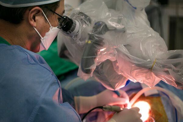 세브란스병원 이비인후과 최재영 교수가 청각 임플란트를 시술하고 있다. /세브란스병원