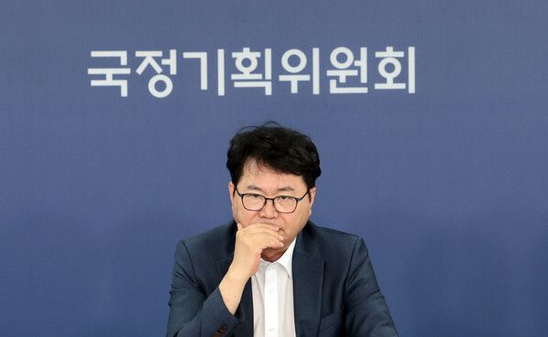 이한주&nbsp;국정기획위원회 위원장이 22일 서울 종로구&nbsp;국정기획위원회에서 열린 기자간담회에서 취재진 질문을 경청하고 있다.[사진=연합뉴스]