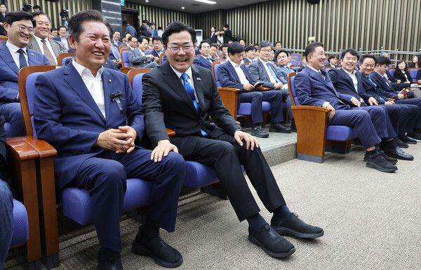 더불어민주당 당대표 후보인 정청래(왼쪽)·박찬대 의원이 24일 서울 여의도 국회에서 열린 의원총회에 참석해 대화하고 있다. [사진=연합뉴스]