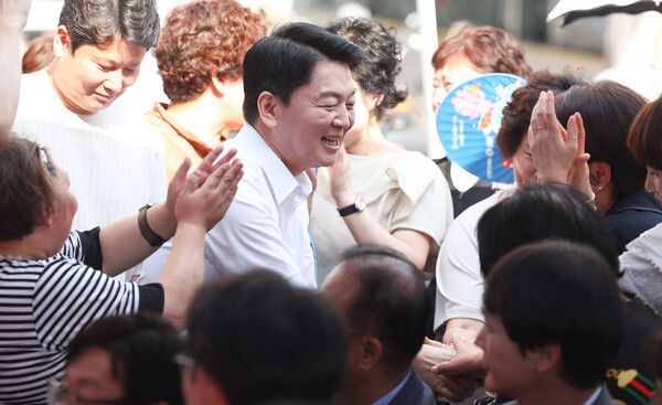 국민의힘&nbsp;안철수&nbsp;의원이 지난 18일 대구 중구 서문시장을 찾아 시민들과 인사하고 있다.[사진=연합뉴스]