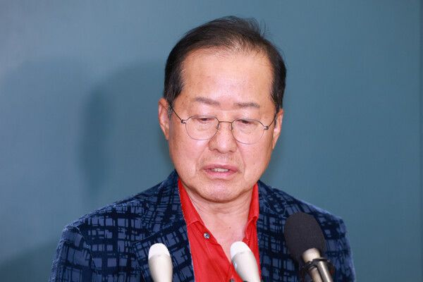 홍준표&nbsp;전 대구시장이 지난 17일 귀국 후 취재진과 인터뷰하고 있다. 홍 전 시장은 지난 4월 국민의힘 대선 후보 경선에서 패배한 뒤 탈당했으나 최근 정계 복귀를 시사하는 발언을 했다. [사진=연합뉴스]&nbsp;