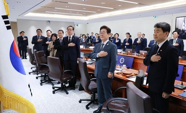 이재명&nbsp;대통령이 24일 서울 용산 대통령실 청사에서 열린 국무회의에서 국기에 경례를 하고 있다. [사진=연합뉴스]
