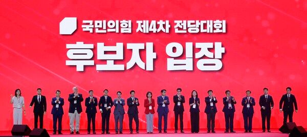 국민의힘이 오는 8월 중순경 전당대회를 열고 당대표를 선출하는 것으로 가닥을 잡으면서 차기 당권 주자들의 움직임도 바빠지고 있다. 지난해 7월 열린&nbsp;국민의힘&nbsp;제4차&nbsp;전당대회에서 후보들이 단상 위에서 손뼉을 치고 있는 모습.[사진=연합뉴스]