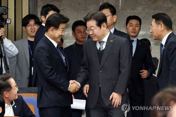 이재명 대통령이 당 대표 시절 정동영 의원과 악수하고 있다 [사진=연합뉴스]