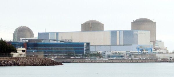 7일 오후 부산 기장군 해안가에서 국내 최초로 원전 해체 작업이 시작된 고리원자력발전소 1호기(오른쪽)의 모습이 보이고 있다. 사진은 오른쪽부터 순서대로 고리1, 2, 3호기의 모습 [사진=연합뉴스]