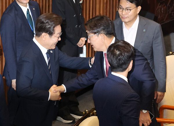 &nbsp;이재명&nbsp;대통령이 26일 추가경정예산 시정연설을 마친 뒤 국회 본회의장에서&nbsp;국민의힘&nbsp;권성동 의원과 인사하고 있다. [사진=연합뉴스]