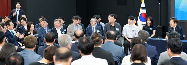 이재명&nbsp;대통령이 25일 광주광역시 국립아시아문화전당에서 열린 '광주시민·전남도민 타운홀미팅'에서 김영록 전남도지사의 발언을 듣고 있다. [사진=연합뉴스]