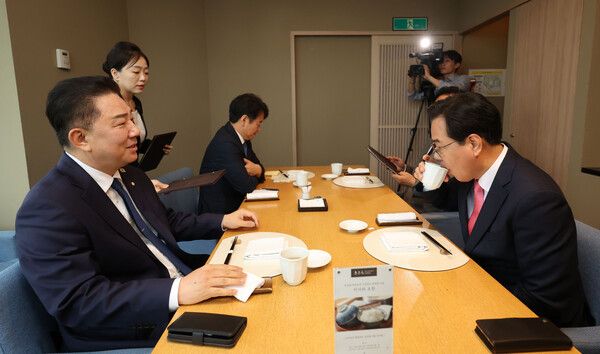 더불어민주당 김병기 더불어민주당 원내대표(왼쪽)와 국민의힘 송언석 원내대표가 26일 서울 여의도 한 식당에서 열린 양당 오찬 회동에서 대화를 나누고 있다. [사진=연합뉴스]