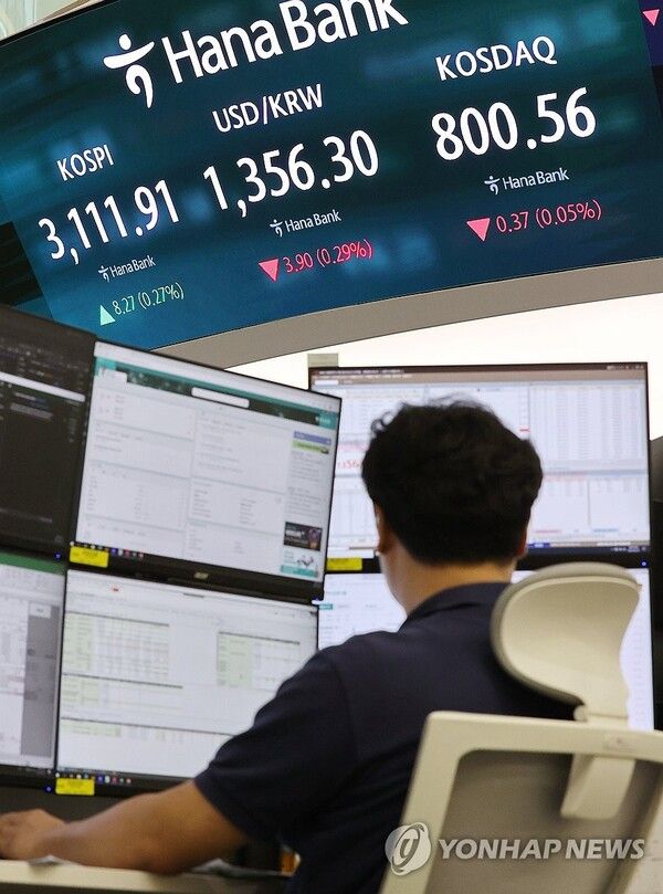 [사진=&nbsp;25일 서울 중구 하나은행 본점 딜링룸에서 직원들이 업무를 보고 있다. 이날&nbsp;코스피는 전장보다 24.15포인트(0.78%) 오른 3,127.79로 시작했다. (연합뉴스 제공)]