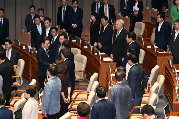 이재명&nbsp;대통령이 26일 서울 여의도 국회 본회의장에서 정부의 2차 추가경정예산안 제출과 관련해 첫 시정연설을 마치고&nbsp;국민의힘&nbsp;의원들과 인사하고 있다. [사진=연합뉴스]