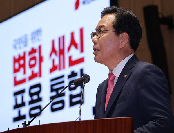 &nbsp;국민의힘&nbsp;송언석&nbsp;원내대표가 26일 국회에서 열린 의원총회에서 발언하고 있다. [사진=연합뉴스]