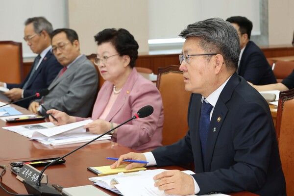 오석환 교육부 차관이 27일 국회&nbsp;교육위원회 전체회의에서 추가경정예산안과 관련한 질의에 답하고 있다. [사진=연합뉴스]