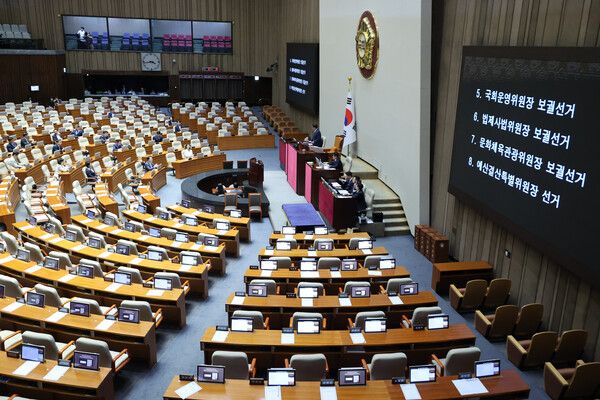 27일 국회 본회의에서 우원식 국회의장이 국회 운영위원장·법제사법위원장·문화체육관광위원장 보궐선거, 예산결산특별위원장 선거 결과를 발표하고 있다. [사진=연합뉴스]