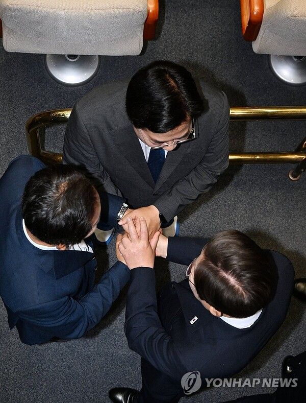 정청래-박찬대 의원과 손 맞잡은 이재명 대통령 [사진=연합뉴스]