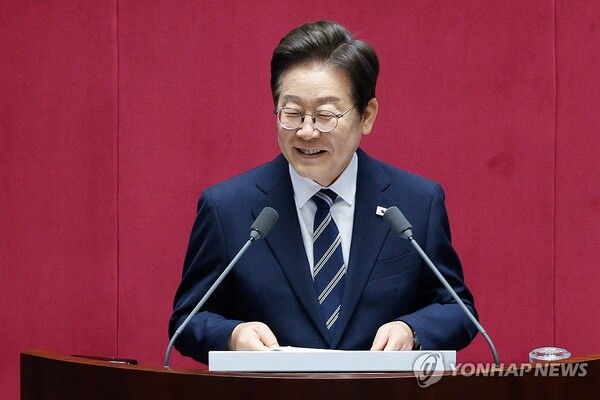 이재명 대통령 지지율이 64%를 기록했다 [사진=연합뉴스]