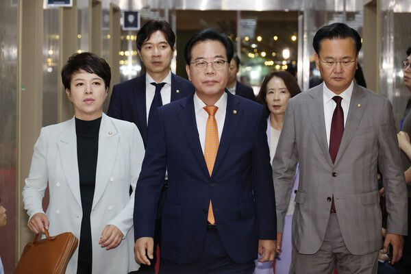 국민의힘&nbsp;송언석&nbsp;원내대표가 27일 서울 여의도 국회의장실로 향하고 있다. [사진=연합뉴스]