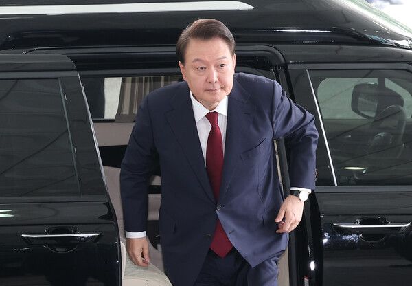 윤석열&nbsp;전 대통령이 지난 28일 피의자 신분으로 내란특검 조사를 받기 위해 서울 서초구 서울고검 청사로 출석하고 있다.[사진=연합뉴스]