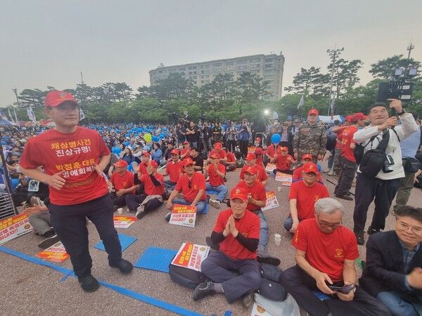 2일 서울 여의도공원 문화의마당에 빨간 모자를 쓰고 빨간 티셔츠를 입은 해병대 예비역 연대가 이재명 후보 선거송에 맞춰 박수를 치고 있다. [사진=김민주 기자]&nbsp;