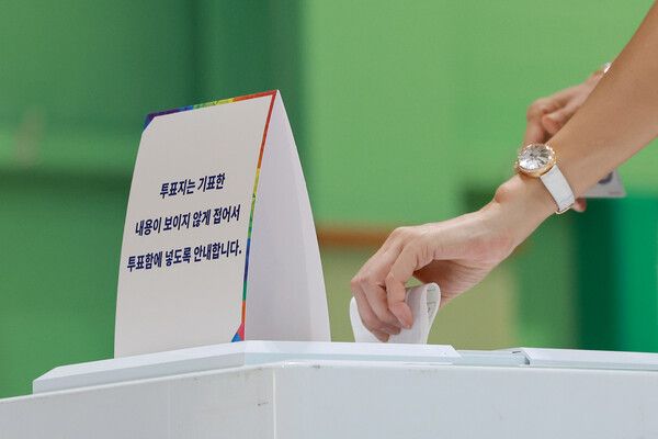 제21대 대통령 선거일인 3일 서울 강남구 매봉산실내배드민턴장에 마련된 도곡1동제5투표소에서 유권자가 투표하고 있다. [사진=연합뉴스]