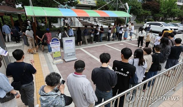 제21대 대통령선거일인 3일 서울 영등포구 여의도중학교에 마련된 여의도제4투표소에서 시민들이 투표를 위해 줄 서 있다. [사진=연합뉴스]