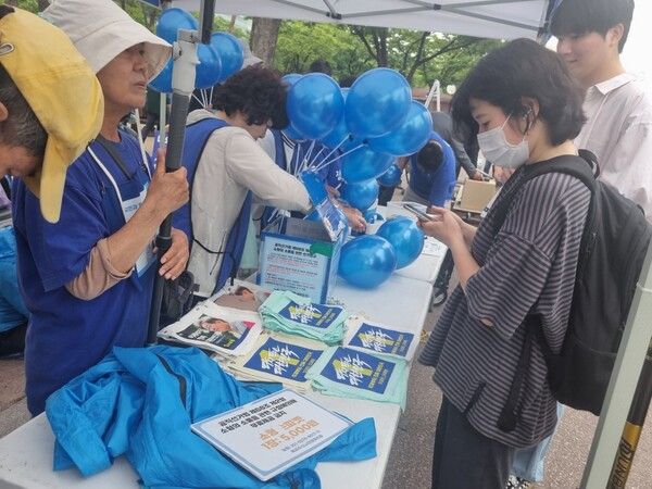 2일 오후 서울 여의도공원 문화의마당에서 지지자들이 파란 풍선 3개에 1,000원, '다시 뛰는 대한민국' 등이 적힌 손피켓은 1장에 5,000원에 판매하고 있다. [사진=김민주 기자]