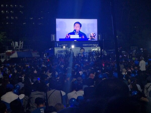 이재명 후보가 2일 오후 서울 여의도공원 문화의마당에서 진행한 마지막 유세 중 