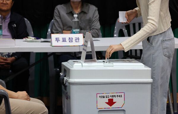 &nbsp;제21대 대통령선거&nbsp;투표일인 3일 오후 울산 남구 월평초등학교 체육관에 설치된 신정4동 제2투표소에서&nbsp;투표참관인들이 지켜보는 가운데 한 유권자가 기표를 마친&nbsp;투표지를&nbsp;투표함에 넣고 있다. [사진=연합뉴스]