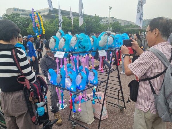 2일 오후 서울 여의도공원 문화의마당에서 이재명 민주당 대선 후보 캐릭터와 '다시 大한민국' 문구가 새겨진 풍선이 10,000원에 판매되고 있다. [사진=김민주 기자]