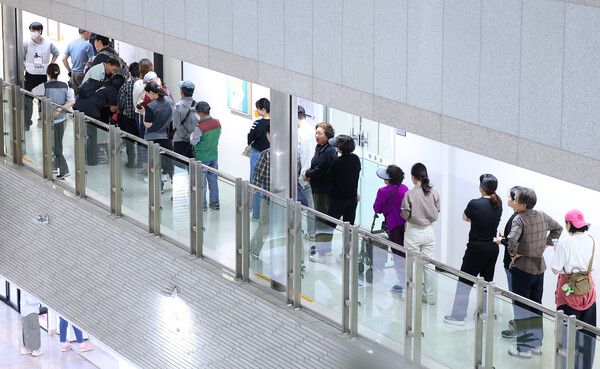 지난 29일 사전투표 첫째 날 유권자들이 길게 늘어서 투표를 기다리고 있다. [사진=연합뉴스]