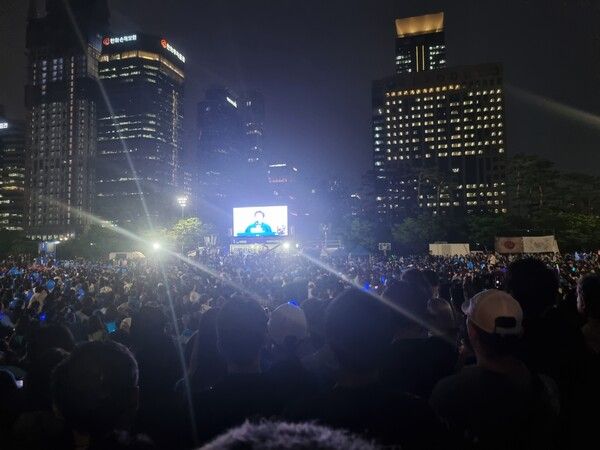 2일 오후 서울 여의도공원 문화의마당에는 민주당 추산 5만여 명의 시민이 모였다. [사진=김민주 기자]