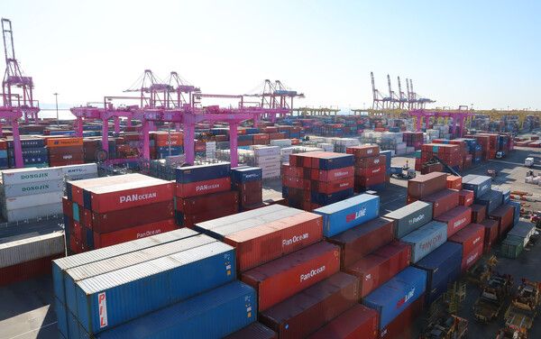 지난 1월 수출입 컨테이너가 쌓여 있는 인천신항의 모습 [사진=연합뉴스]