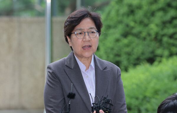 정은경&nbsp;보건복지부 장관 후보자가 30일 서울 중구 남대문로에 마련된 인사청문회 준비 사무실로 출근하며 취재진 질문에 답하고 있다. [사진=연합뉴스]