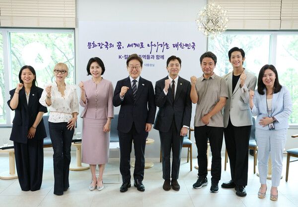 이재명&nbsp;대통령과 김혜경 여사가 30일 서울 용산 대통령실 파인그라스에서 열린 문화예술계 수상자 간담회를 마치며 참석자와 기념촬영을 하고 있다.&nbsp;왼쪽부터 칸국제영화제 학생부문(라 시네프) 1등상을 수상 허가영 영화감독, 프랑스 문화예술공로훈장'코망되르'를 수훈한 조수미 성악가, 김 여사, 이 대통령, 토니상 6관왕을 석권한 뮤지컬 '어쩌면 해피엔딩' 박천휴 작가, 넷플릭스 드라마 '폭싹 속았수다'를 연출한 김원석 감독, '로잔발레 콩쿠르'에서 우승한 박윤재 발레리노, 강유정 대통령실 대변인. [사진=연합뉴스]