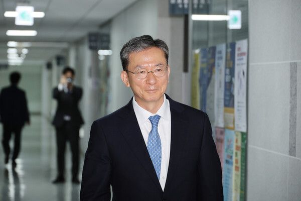 이재명 정부의 첫 법무부 장관 후보자로 지명된&nbsp;정성호&nbsp;후보자가 30일 서울 여의도 국회 의원회관 의원실로 들어서고 있다.[사진=연합뉴스]