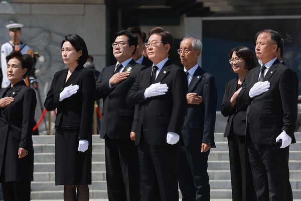 이재명&nbsp;대통령과 김혜경 여사가 4일 서울 동작구 국립서울현충원에서 더불어민주당 선대위 지도부와 함께 현충탑 참배 뒤 이동 중 국기에 경례하고 있다. [사진=연합뉴스]