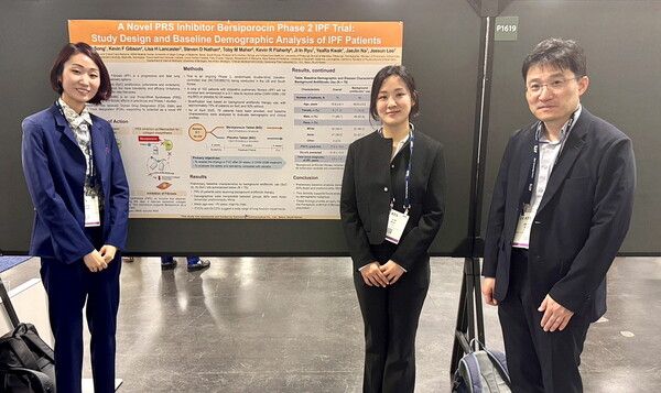 송진우 교수(맨 오른쪽)가 베르시포로신 포스터 발표 현장에서 관계자들과 함께하고 있다.&nbsp;[사진=대웅제약]