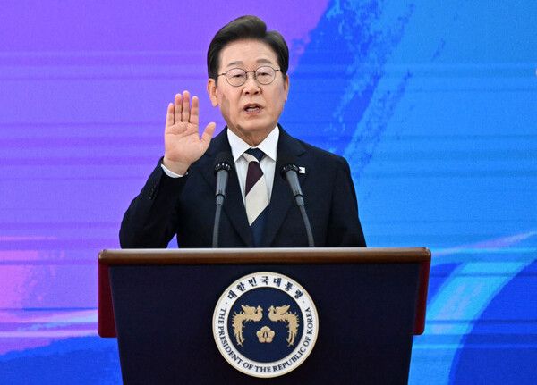 이재명 대통령은 4일 오전 11시에 열린 취임선서에도 적·청·백이 사선으로 들어간 넥타이를 매고 나와 '통합'을 강조하는 모습을 보였다. [사진=연합뉴스]