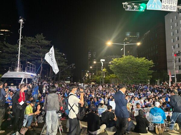 4일 서울 여의도 국회 인근에서 더불어민주당 주최로 열린 제21대 대통령 선거 국민개표방송 행사에 참석한 시민들이 당선이 확실시되는 이재명 대선 후보의 연설을 듣고 있다. [사진=안다인 기자]