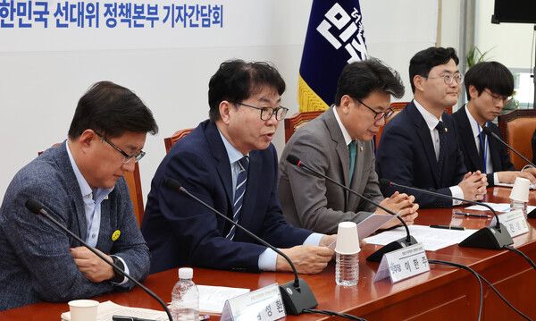 지난 달 12일 열린 21대 대통령선거 더불어민주당 10대 정책공약 기자간담회에서&nbsp;이한주(왼쪽 두번째) 총괄선거대책본부 정책본부 본부장이 발언하고 있다. 4일 이재명 대통령이 발표한 인사에 따르면 이한주 본부장은 정책실장으로 내정됐다. [사진=연합뉴스]
