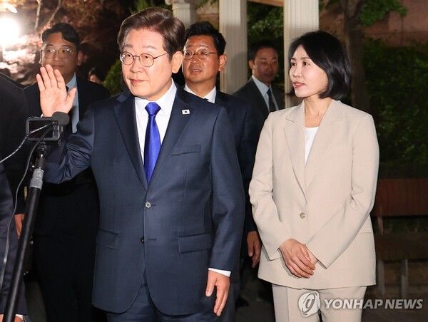 3일 밤 당선 확실 발표 후 자택서 나온 이재명 후보가 당선 인사를 하고 있다. [사진=연합뉴스]