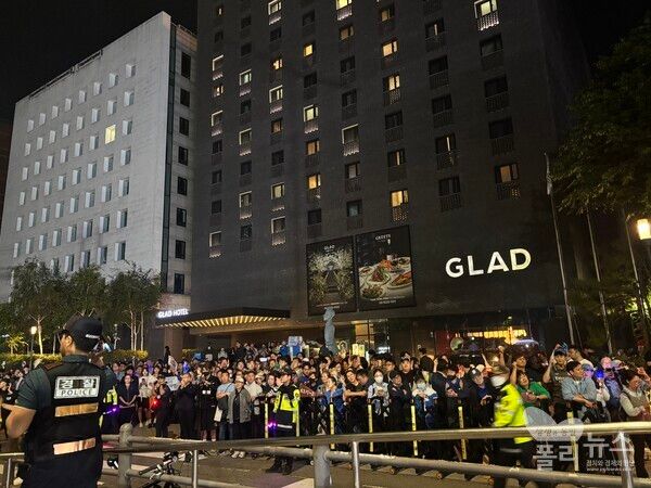 4일 서울 여의도 국회 인근에서 더불어민주당 주최로 열린 제21대 대통령 선거 국민개표방송 행사에 참석한 시민들이 당선이 확실시되는 이재명 대선 후보의 연설을 듣고 있다. [사진=안다인 기자]