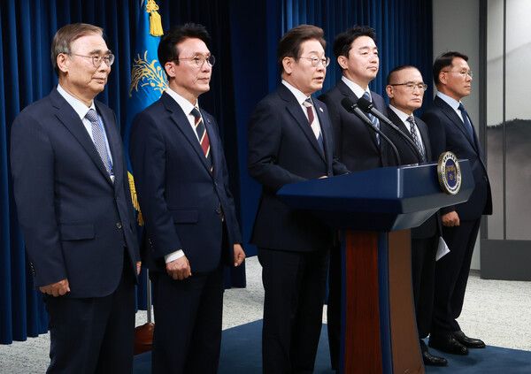 이재명&nbsp;대통령이 4일 서울 용산 대통령실 청사에서 열린 인사브리핑에서 새 정부 첫 인사 발표를 하고 있다. 왼쪽부터 이종석 국정원장 후보자, 김민석 국무총리 후보자, 이 대통령, 강훈식 비서실장, 위성락 안보실장, 황인권 경호처장.&nbsp;[사진=연합뉴스]