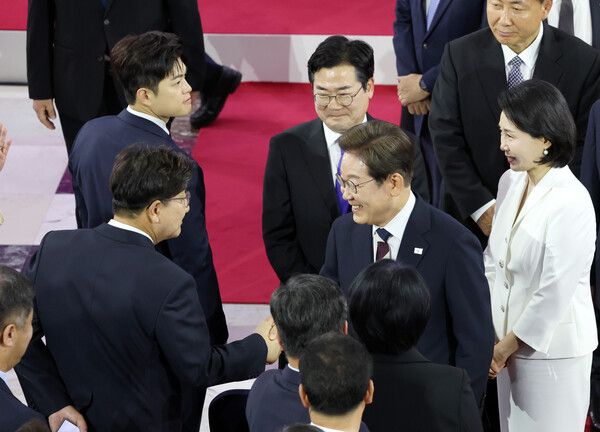 이재명&nbsp;대통령 내외가 4일 서울 여의도 국회에서 열린 제21대 대통령 취임선서식에 입장해 국민의힘 권성동 원내대표와 인사하고 있다. [사진=연합뉴스]
