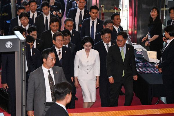 제21대 대한민국 대통령으로 취임한&nbsp;이재명&nbsp;대통령과 부인 김혜경 여사가 4일 오전 서울 여의도 국회 로텐더홀로 들어가고 있다. [사진=연합뉴스]