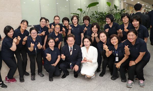 이재명 대통령과 김혜경 여사가 4일 서울 여의도 국회에서 열린 제21대 대통령 취임선서식을 마치고 청소근로자들과 기념촬영을 하고 있다. [사진=연합뉴스]